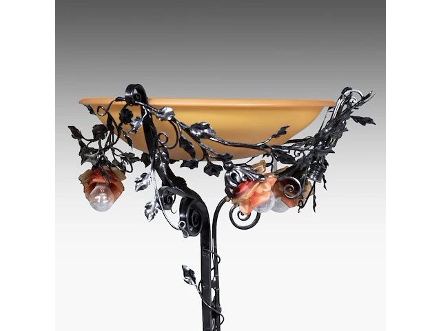 A wrought iron floral decorated floor lamp with glass paste coupe 185 cm. (72.82 in.), ø coupe: 59 cm. (23.23 in.) - afbeelding 5 van  7