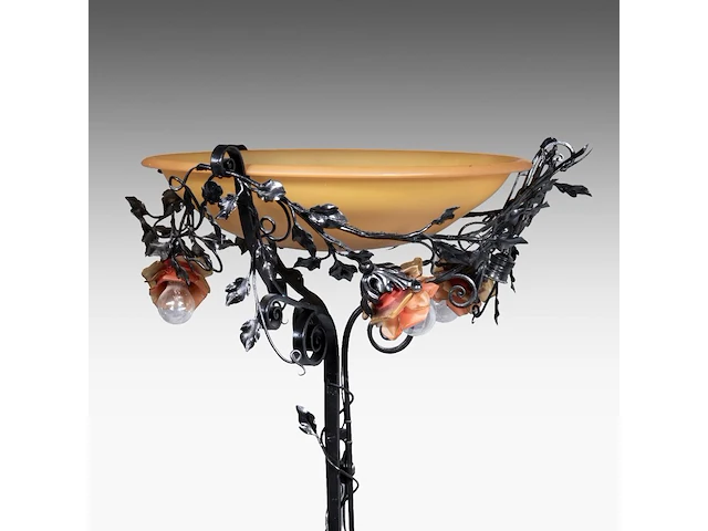 A wrought iron floral decorated floor lamp with glass paste coupe 185 cm. (72.82 in.), ø coupe: 59 cm. (23.23 in.) - afbeelding 6 van  7