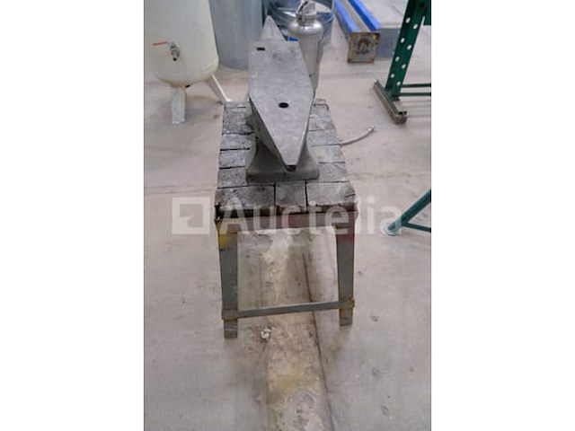 Aambeeld en stand - afbeelding 4 van  6