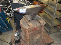 Aambeeld op houten blok - afbeelding 1 van  1