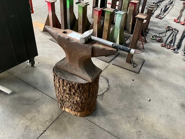 Aambeeld - afbeelding 2 van  4