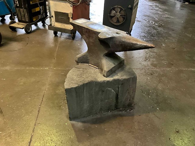 Aambeeld - afbeelding 1 van  4