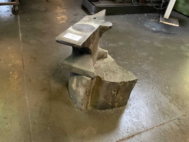 Aambeeld - afbeelding 2 van  4