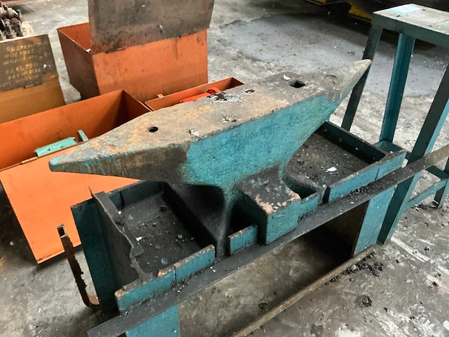 Aambeeld - afbeelding 2 van  2