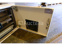 Aan de muur gemonteerde elektriciteitskast