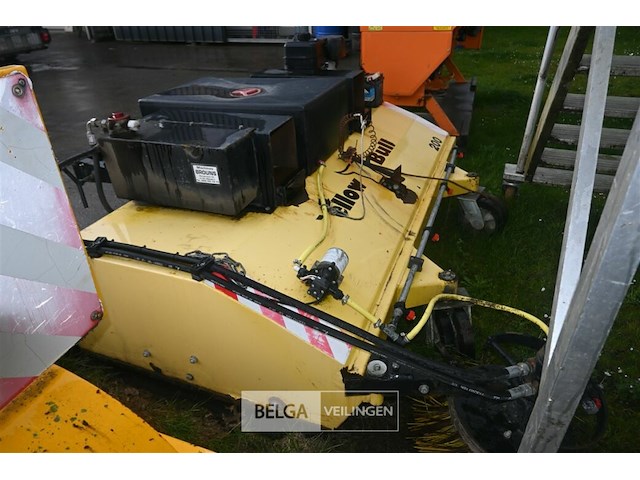 Aanbouwveegmachine yellow bull - afbeelding 10 van  10