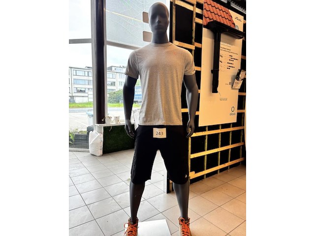 Aangeklede paspop - afbeelding 1 van  4
