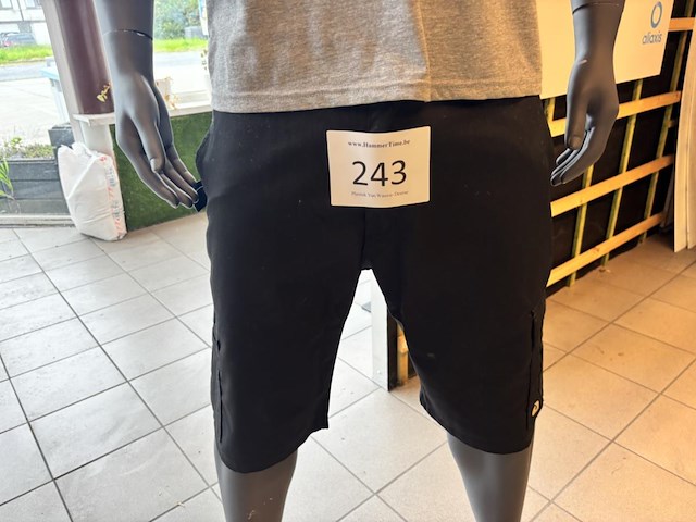 Aangeklede paspop - afbeelding 3 van  4