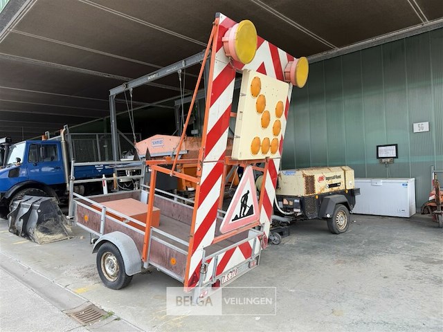 Aanhangwagen met wegsignalisatie - afbeelding 1 van  15