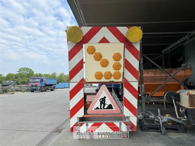 Aanhangwagen met wegsignalisatie - afbeelding 8 van  15