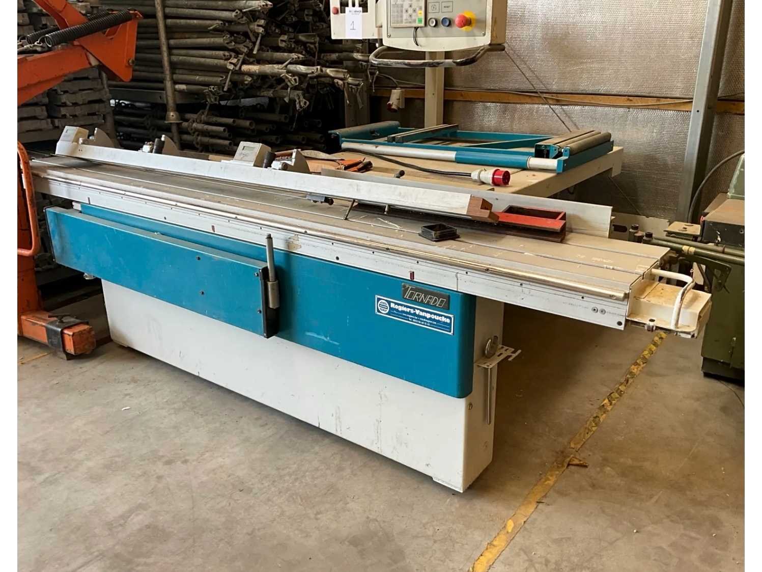 Aannemersmaterialen en rollend materieel wegens faillissement