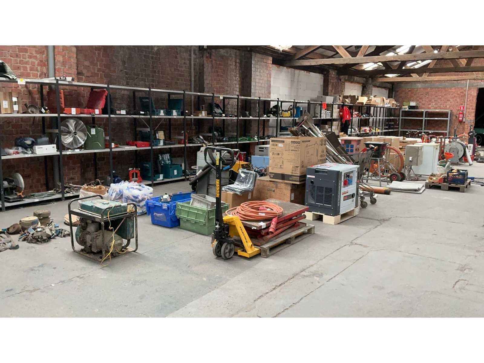 Aannemersmaterialen, haspelwagens, ladders, zeecontainers, elektrische fietsen