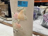 Aarden pot met fruit details - afbeelding 2 van  2