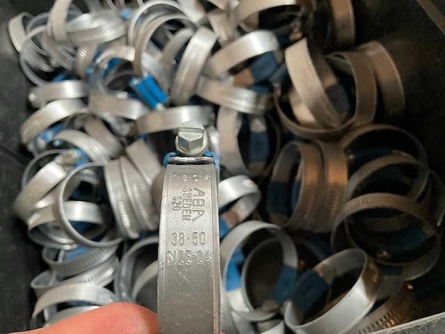 Aba 7.90kg slangklem 38-50mm in stapelbare bak - afbeelding 1 van  7