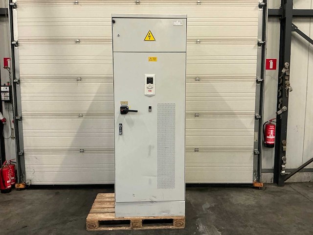 Abb acs 880-04-505a-3 frequentieregelaar met schakelkast - afbeelding 1 van  14