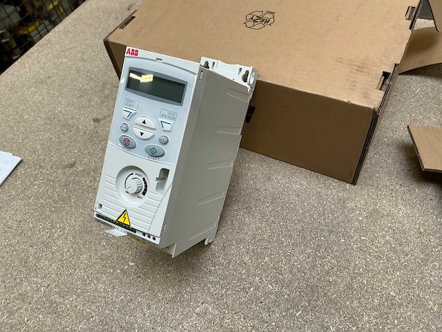 Abb acs150-03u-01a2-4 frequentieregelaar (3x) - afbeelding 4 van  11