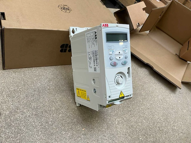 Abb acs150-03u-01a2-4 frequentieregelaar (3x) - afbeelding 1 van  10