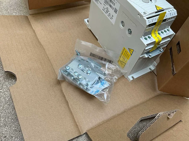 Abb acs150-03u-01a2-4 frequentieregelaar (3x) - afbeelding 10 van  10