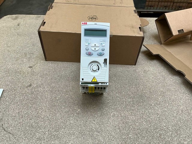 Abb acs150-03u-01a2-4 frequentieregelaar (3x) - afbeelding 4 van  11