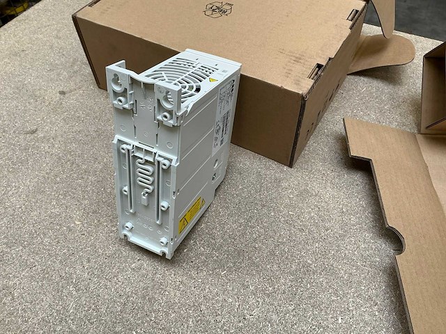 Abb acs150-03u-01a2-4 frequentieregelaar (3x) - afbeelding 6 van  11