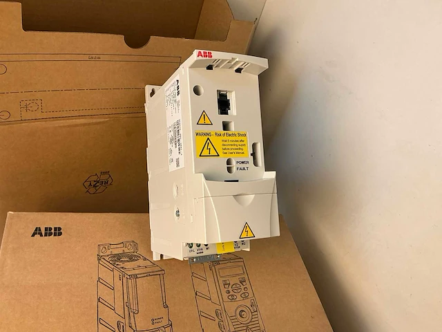 Abb acs310-03u-09a7-4 frequentieregelaar (2x) - afbeelding 1 van  7
