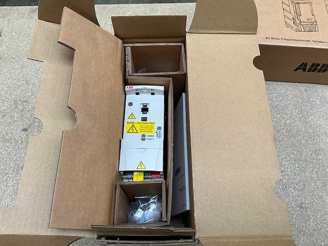 Abb acs310-03u-09a7-4 frequentieregelaar (2x) - afbeelding 1 van  3