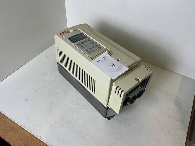Abb acs800-01-0004-3 frequentieregelaar - afbeelding 1 van  5