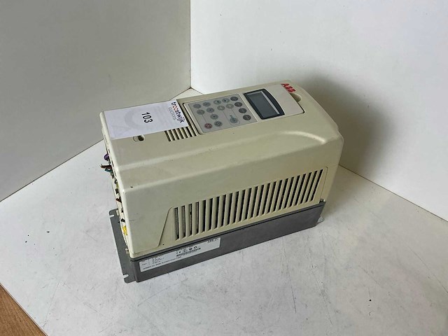 Abb acs800-01-0006-3+e202+k454+l502 frequentieregelaar - afbeelding 2 van  5