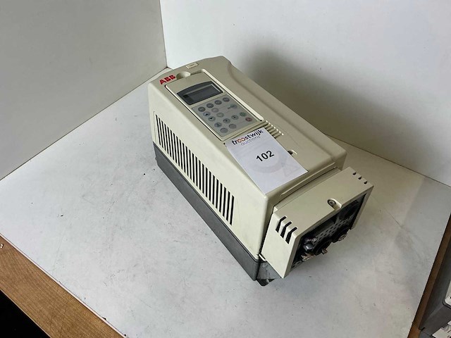 Abb acs800-01-0009-3 frequentieregelaar - afbeelding 1 van  7