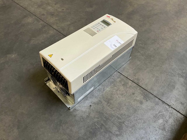 Abb acs800-01-0040-3+d150 frequentieregelaar - afbeelding 1 van  7