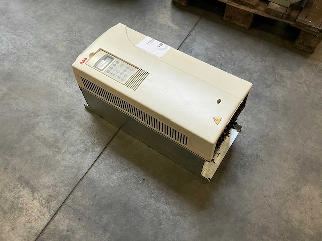 Abb acs800-01-0040-3+d150 frequentieregelaar - afbeelding 2 van  7