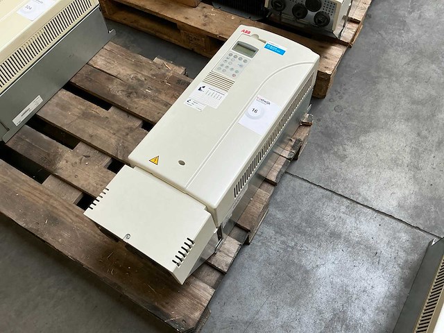 Abb acs800-01-0040-3+e200+l508 frequentieregelaar - afbeelding 1 van  7