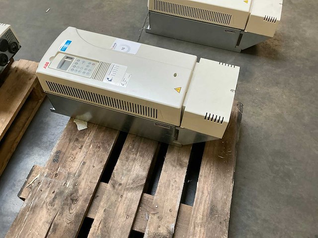 Abb acs800-01-0040-3+e200+l508 frequentieregelaar - afbeelding 3 van  7