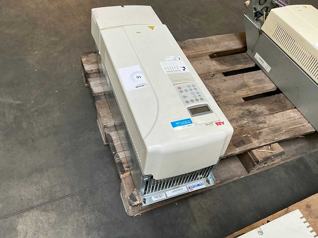 Abb acs800-01-0040-3+e200+l508 frequentieregelaar - afbeelding 5 van  7