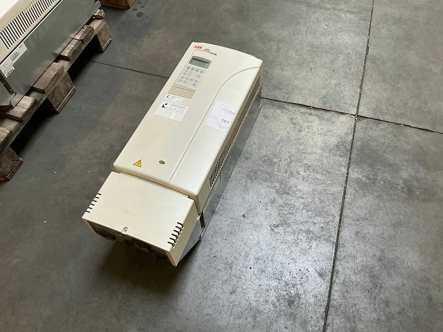 Abb acs800-01-0040-3+e200+l508 frequentieregelaar - afbeelding 1 van  8