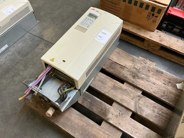 Abb acs800-01-0060-3 frequentieregelaar - afbeelding 1 van  8