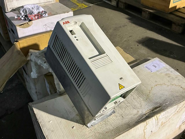 Abb acs800 frequentieregelaar - afbeelding 1 van  6