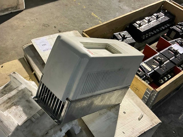 Abb acs800 frequentieregelaar - afbeelding 2 van  6