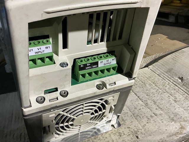 Abb acs800 frequentieregelaar - afbeelding 4 van  6