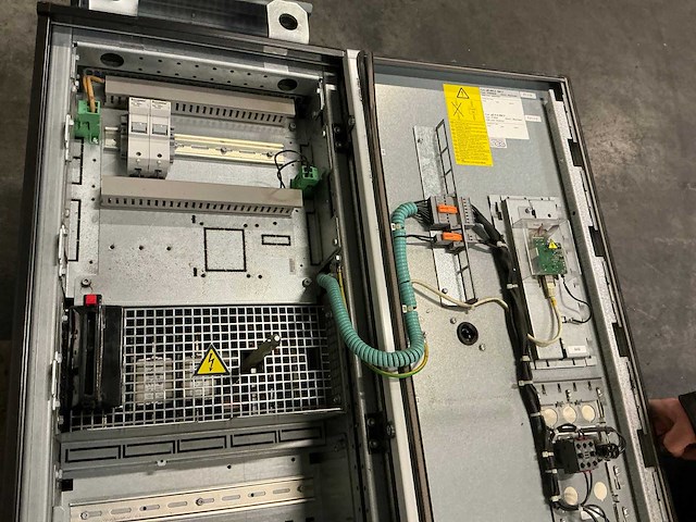 Abb acs880-07-0246a-3+e200 frequentieregelaar met schakelkast - afbeelding 10 van  13