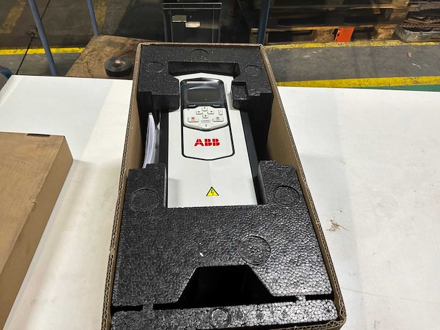 Abb acs880 frequentieregelaar - afbeelding 6 van  8