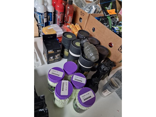 Accessoires voor camouflage e.a. - afbeelding 5 van  16