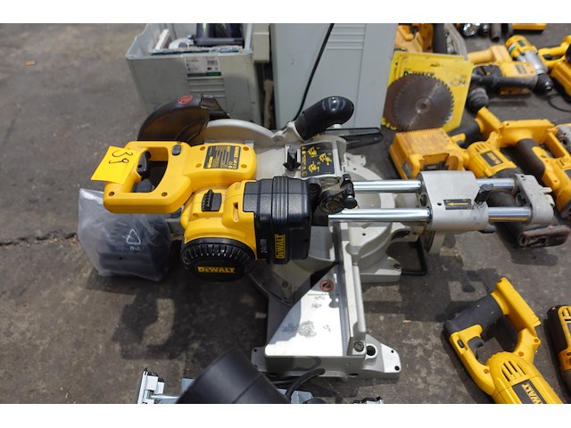 Accu afkort/verstekzaag dewalt - afbeelding 1 van  3