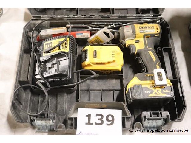 Accu boormachine dewalt dcf887, vv oplader en extra batterij - afbeelding 1 van  3
