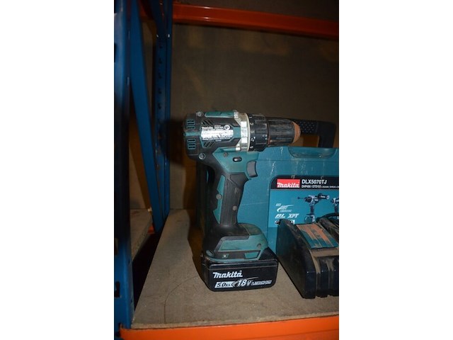 Accu boormachine makita met lader en accu in koffer dlx5070tj, accu boormachine makita dhp486 zonder accu, accu schroefmachine makita zonder accu (model niet leesbaar) (4) - afbeelding 8 van  11