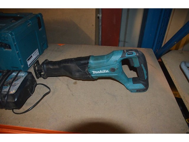 Accu handcirkelzaag makita dlx660 met lader en accu in koffer , accu reciprozaag makita zonder lader zonder accu djr186 (3,16) - afbeelding 7 van  9