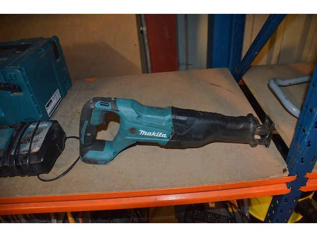 Accu handcirkelzaag makita dlx660 met lader en accu in koffer , accu reciprozaag makita zonder lader zonder accu djr186 (3,16) - afbeelding 8 van  9