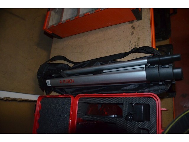 Accu laser futech multicross 3d met accu en lader in koffer met statief (12) - afbeelding 6 van  6