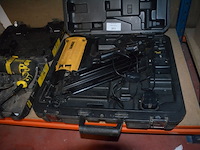 Accu nagelpistool dewalt dgn9033-xj met accu en lader in koffer (11) - afbeelding 1 van  5
