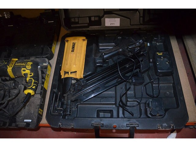 Accu nagelpistool dewalt dgn9033-xj met accu en lader in koffer (11) - afbeelding 2 van  5